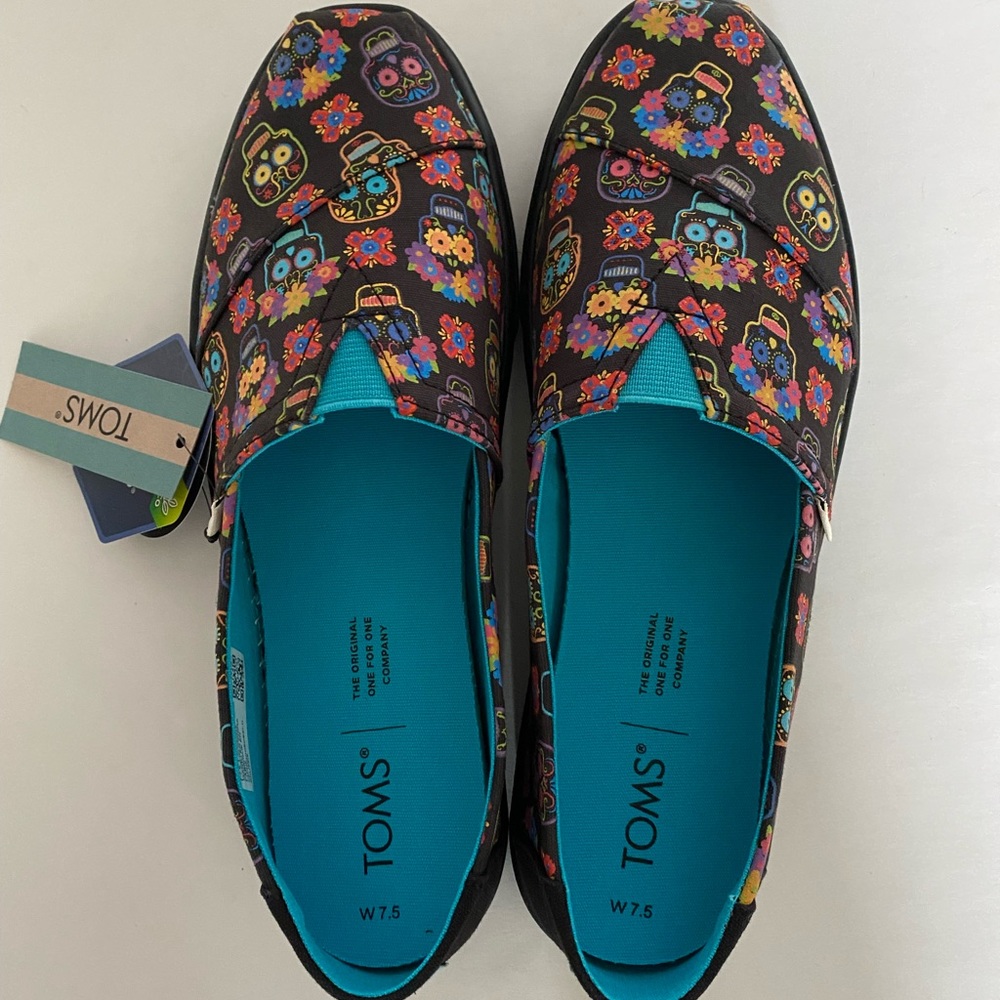 Brand new with tags and box Sugar Skull TOMS womens US 7.5